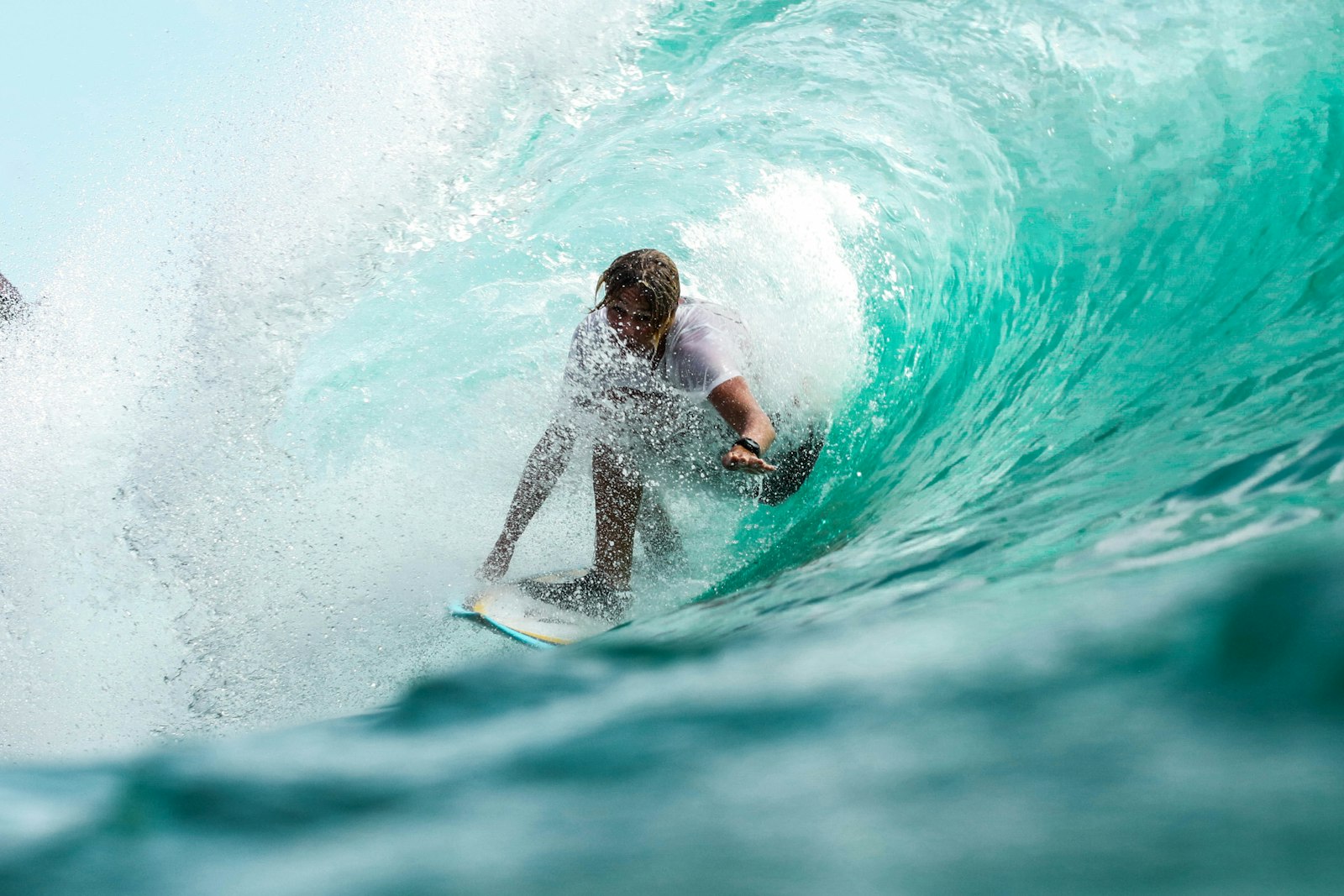 Surfista caminando al amanecer